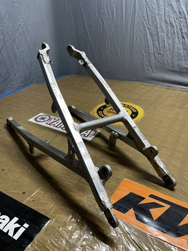 01-06 SUZUKI RM125 RM250 OEM REAR SUB FRAME SUBFRAME SEAT RAIL 41200-37F00 BACK